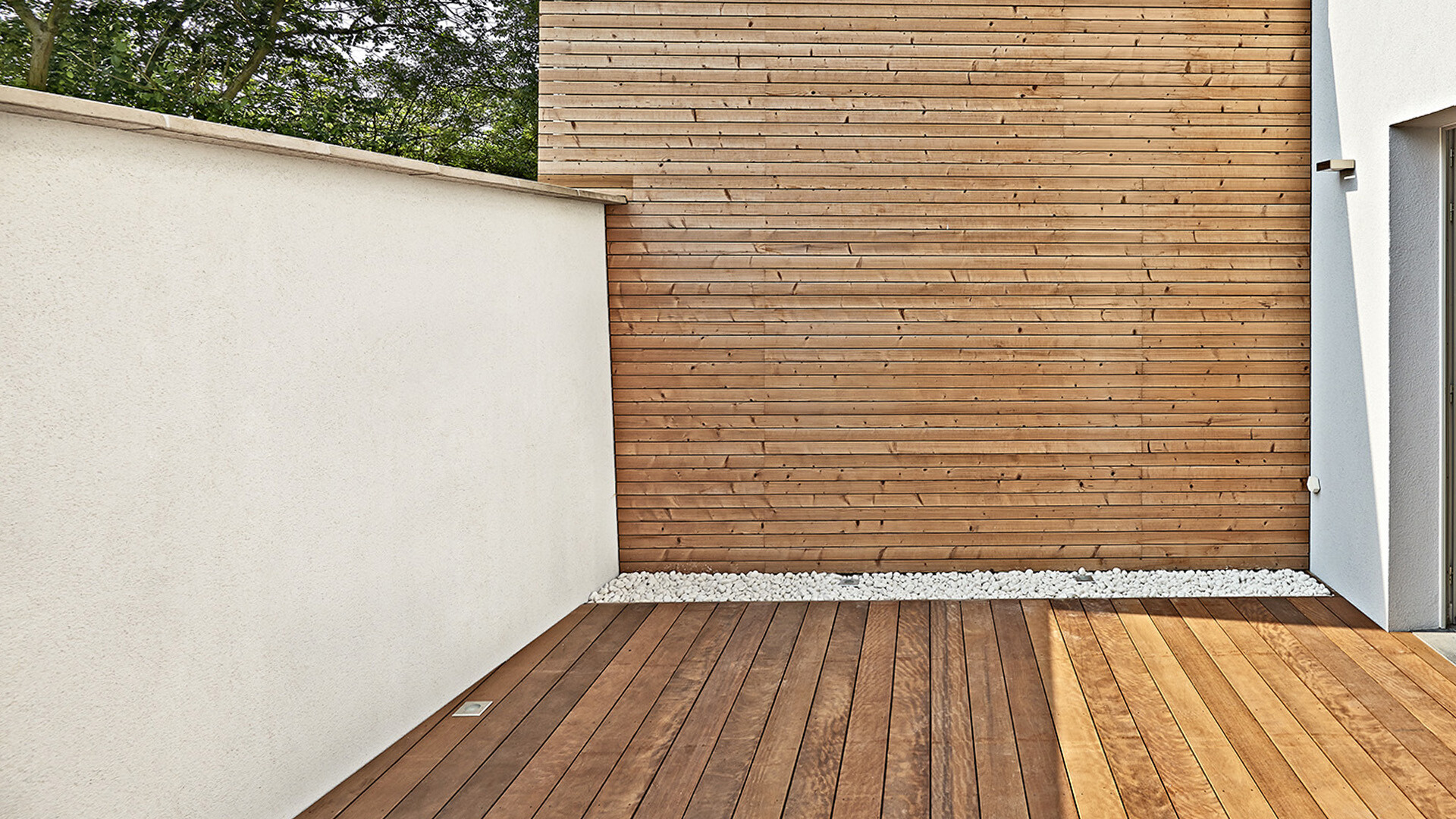 Modern rendered garden wall and planter tips er UK